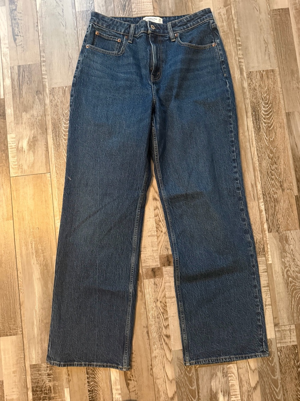 Womenโs Dark Blue Straight-Leg Jeans